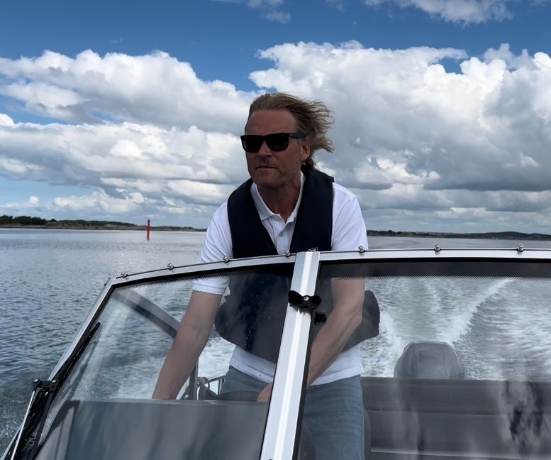 Speedbåd i skærgården, Sverige. Juni 2022
